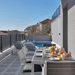 Lotte With Private Pool In The Center! *