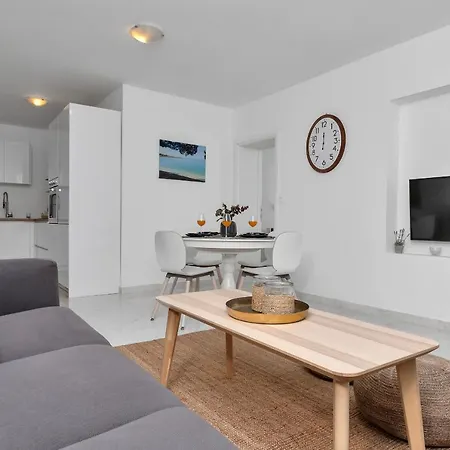 Апартаменты Lotte With Private Pool In The Center! Макарска