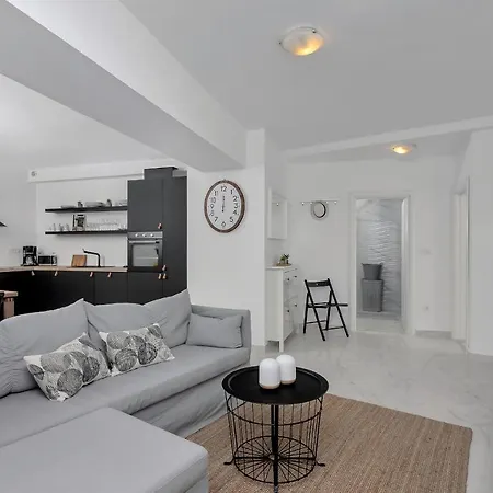 Lotte With Private Pool In The Center! Макарска