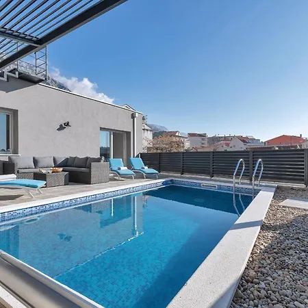 Lotte With Private Pool In The Center!