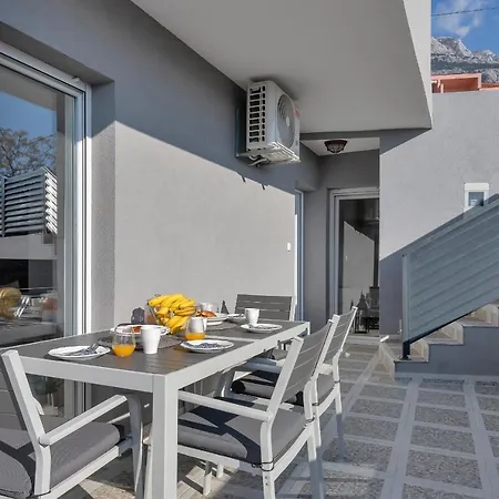 Lotte With Private Pool In The Center! Макарска