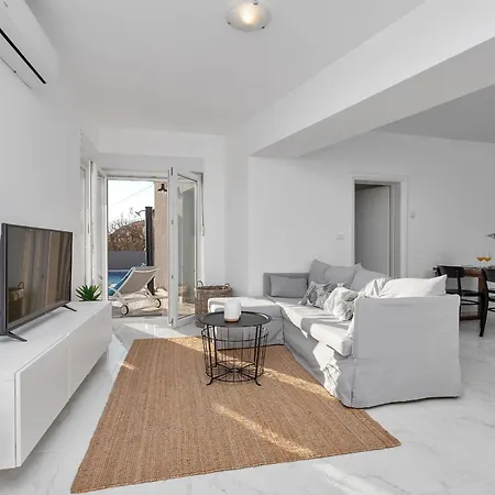 Апартаменты Lotte With Private Pool In The Center!