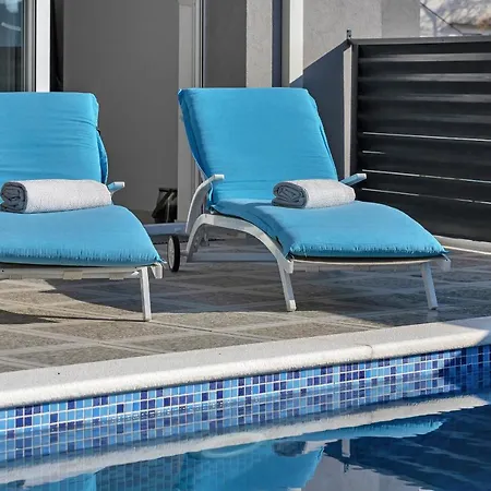 Lotte With Private Pool In The Center!