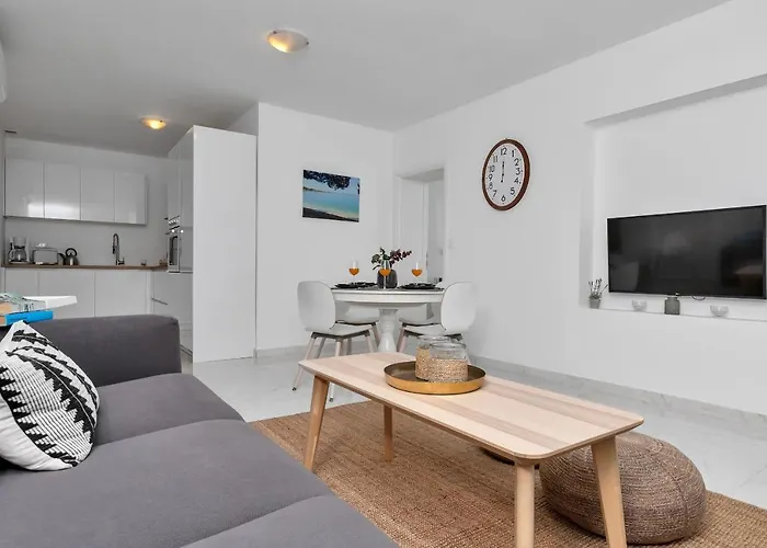 Apartment Lotte With Private Pool In The Center! Makarska