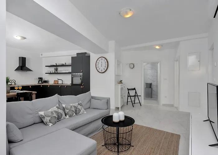 Lotte With Private Pool In The Center! Makarska