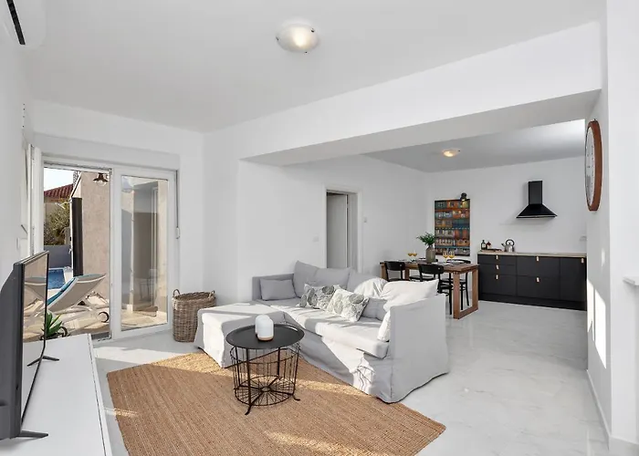 Lotte With Private Pool In The Center! Apartment Makarska