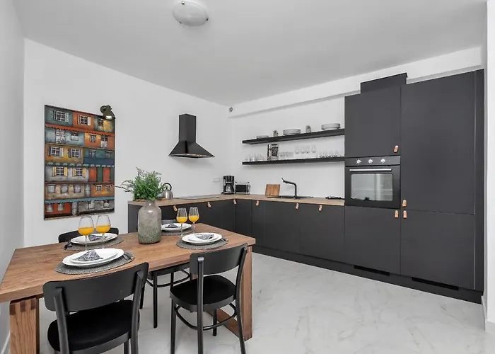 Lotte With Private Pool In The Center! Apartment Makarska